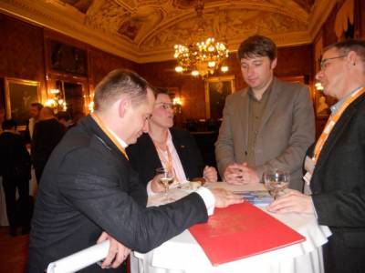 Roland Heintze (links) im Gesprch mit Gundula Miethke (Wirtschaftsweiber), Martin Munz (BLSJ) und Thomas Thomsen (LSU) - Roland Heintze (links) im Gespräch mit Gundula Miethke (Wirtschaftsweiber), Martin Munz (BLSJ) und Thomas Thomsen (LSU)